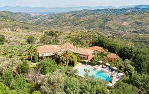A villa with a swimming pool surrounded by lush greenery and hills. - Villa Rosi - Monolcale with pool (laureana cilento)