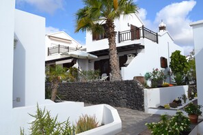 Exterior - Dlx - Bungalow. Fantastic private complex directly by the sea pool, fiber optic internet (Playa Honda)