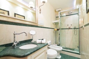 Douche, articles de toilette gratuits, sèche-cheveux, bidet