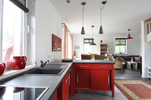 Fridge, oven, stovetop, dishwasher