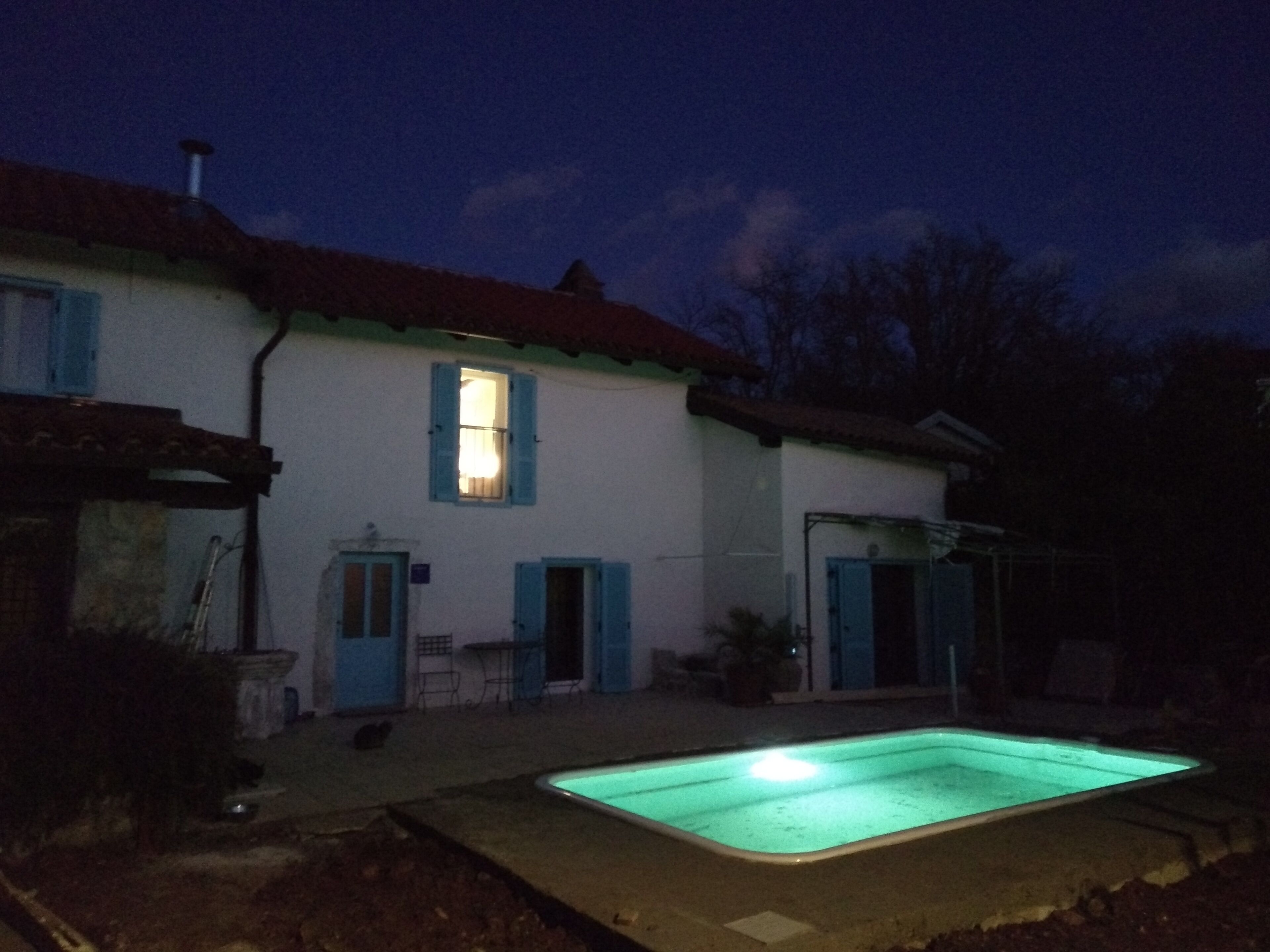 Una casa con piscina, puerta y ventana.