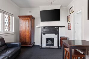 Fernseher, Kamin, DVD-Player