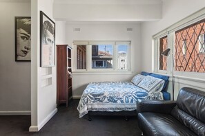 1 dormitorio, tabla de planchar con plancha, wifi y ropa de cama