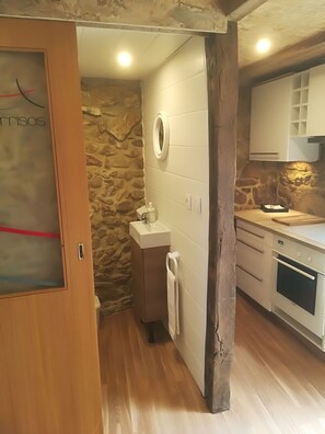 Refrigerador, horno, parrilla de estufa y cafetera y tetera 