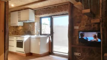 Fridge, oven, stovetop, coffee/tea maker