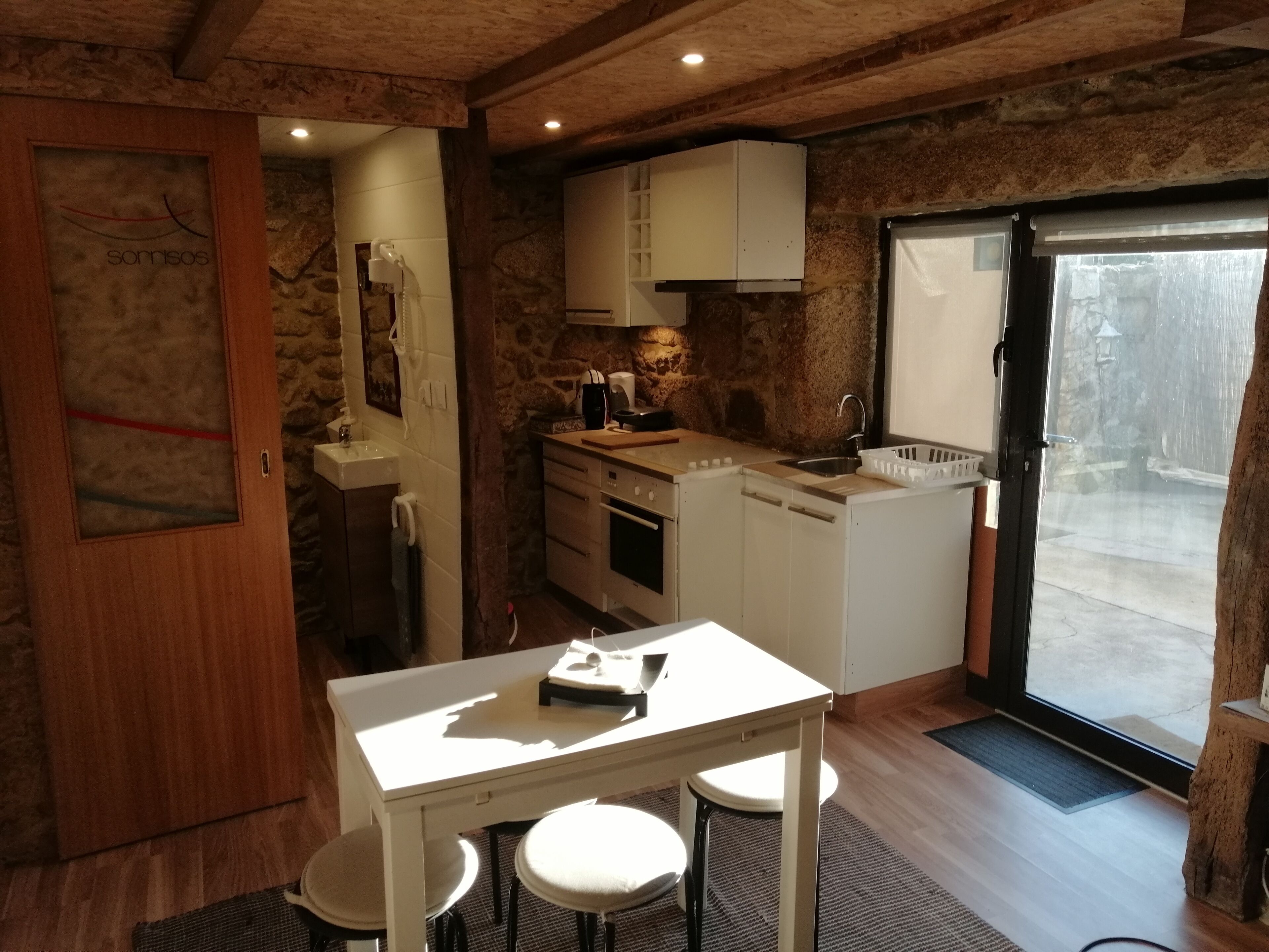 Kühlschrank, Ofen, Herdplatte, Wasserkocher mit Kaffee-/Teezubehör