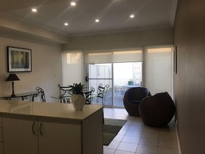Una cocina moderna con comedor, un amplio ventanal y vistas al exterior.