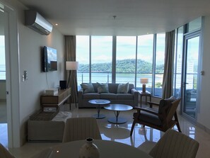 TV connectée, baby-foot, table de tennis de table, livres