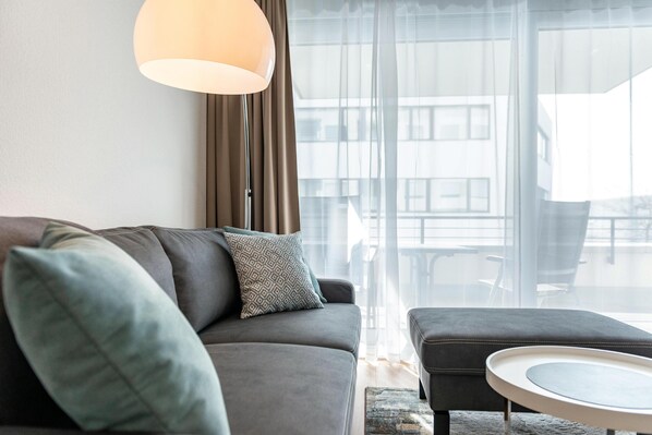 Smart TV, DVD player, books, stereo - Modern apartment in the "new center" of Überlingen on Lake Constance (Überlingen)