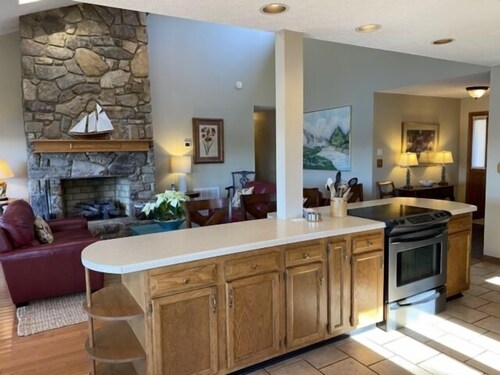 Hot Tub, Wifi, Pool Table & Air Hockey, Swimming Pool, Flat Lot, Incredible View.