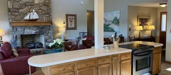 Hot Tub, Wifi, Pool Table & Air Hockey, Swimming Pool, Flat Lot, Incredible View.