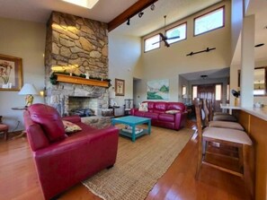 TV, fireplace - Hot Tub, Wifi, Pool Table & Air Hockey, Swimming Pool, Flat Lot, Incredible View. (Moneta)