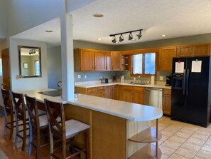 Réfrigérateur, micro-ondes, plaque de cuisson, lave-vaisselle