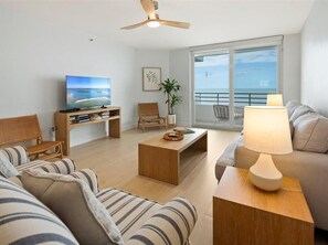 TV - Beachfront Condo in Gated Resort..Savor the Views (Marco Island)