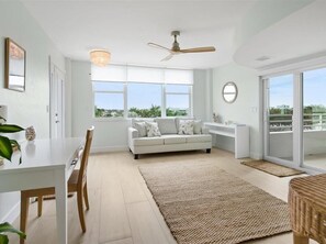 TV - Beachfront Condo in Gated Resort..Savor the Views (Marco Island)