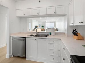 Kühlschrank, Mikrowelle, Ofen, Geschirrspüler