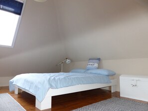 2 Schlafzimmer, Reisekinderbett