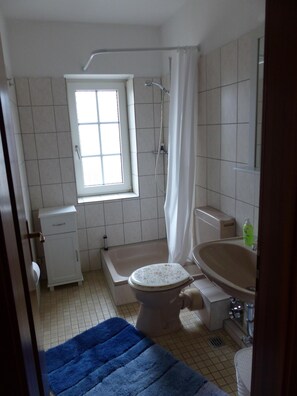 Dusche, Haartrockner, Seife, Toilettenpapier