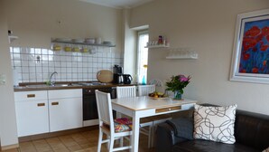A compact living space with a kitchenette, dining area, and a sofa. - *'CLOSE TO THE BEACH*'ALLERGY FRIENDLY**MAISONETTE APARTMENT**UP TO 4 PERSONS**BALCONY*** (Friedrichskoog-Spitze)