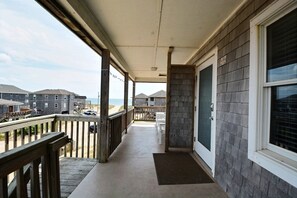 Terrace/patio - Pelican Place Cottage- Short walk to beach- Community Pool & Spa (Buxton)