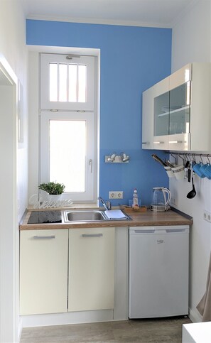 Réfrigérateur, plaque de cuisson, bouilloire électrique, grille-pain