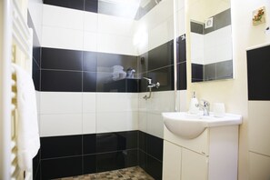 Chuveiro, secador de cabelo, toalhas de banho