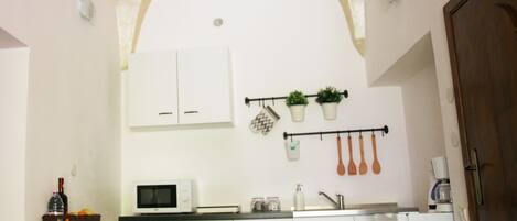 Kühlschrank, Mikrowelle, Wasserkocher mit Kaffee-/Teezubehör, Toaster