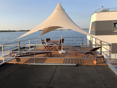 Houseboat harmony Pure relaxation