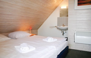 3 bedrooms, free WiFi, bed sheets