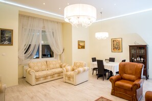 Smart TV, fireplace, toys, books - Sky Apartment Debrecen (Debrecen)