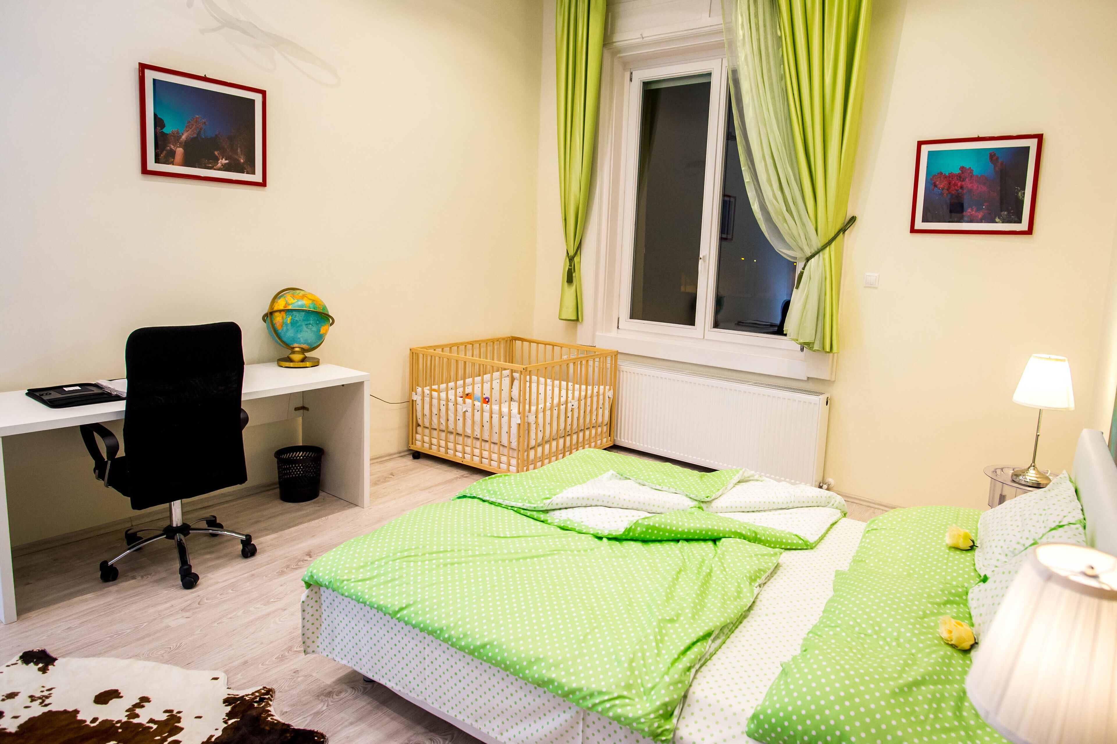 2 soverom, skrivebord, strykejern/-brett og reiseseng for barn