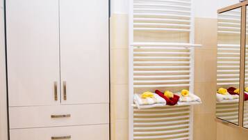 Chuveiro/banheira combinados, secador de cabelo, bidê, toalhas de banho