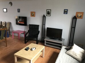Televisión y chimenea 