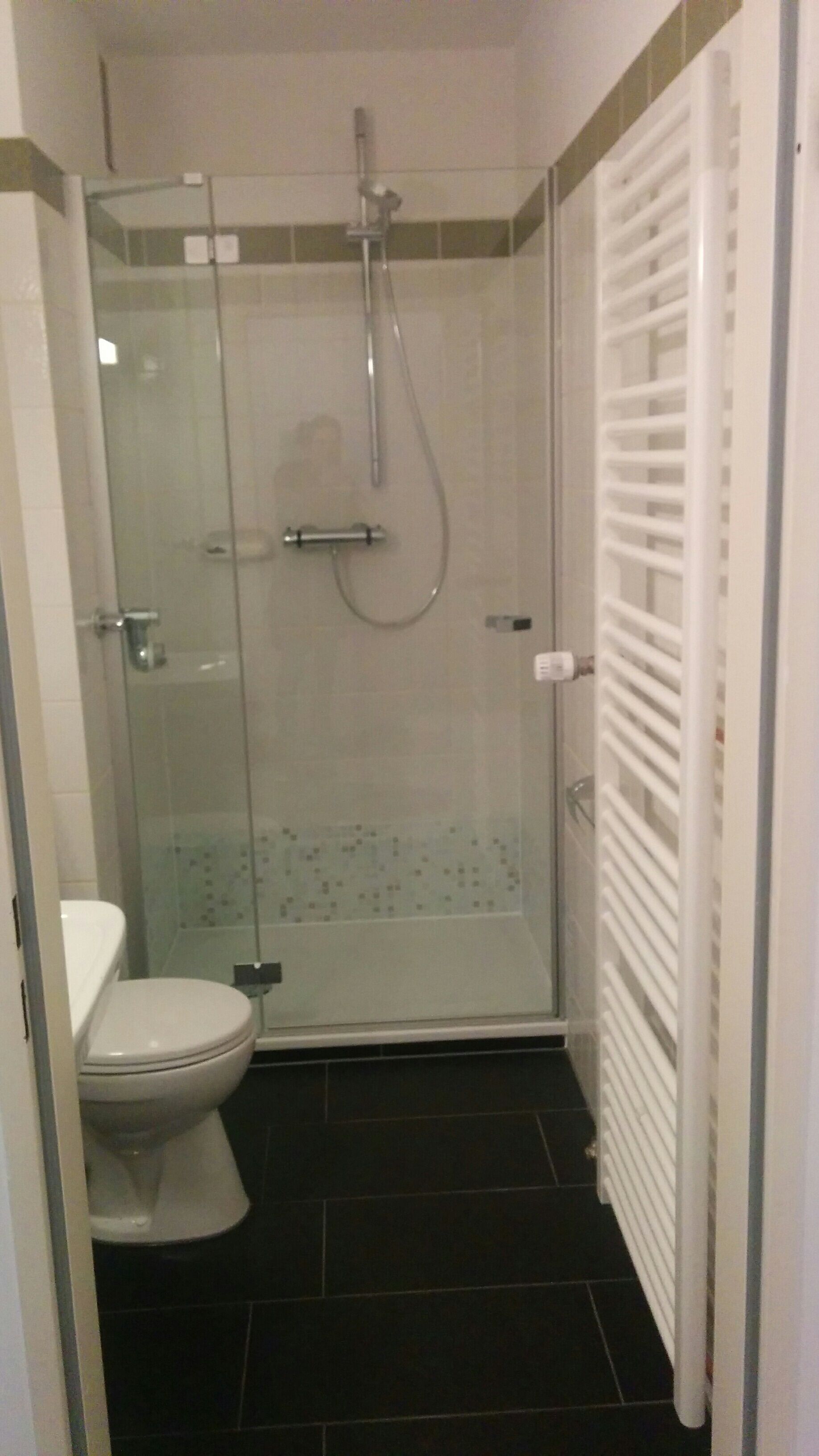 Douche, sèche-cheveux, serviettes fournies, savon