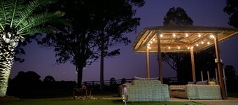 Bella Farm Country House on 10 private acres.Outdoor Spa, Firepit. Pet Friendly