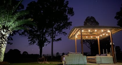 Bella Farm Country House on 10 private acres.Outdoor Spa, Firepit. Pet Friendly