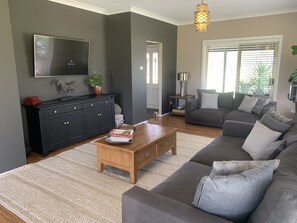 Smart-TV, peis, DVD-spiller og bøker