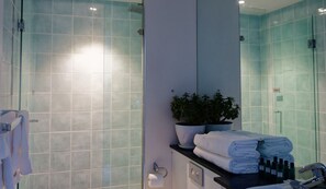Bruser, hårtørrer, badekåber, hjemmesko