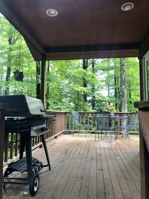 Outdoor dining - Mountain Time - Updated 3 bedroom home,<br>walk to trails, horses, tennis, & more! (Davis)