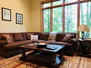 Smart TV, fireplace, Netflix, DVD player - Mountain Time - Updated 3 bedroom home,<br>walk to trails, horses, tennis, & more! (Davis)