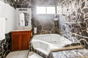 Dusche, Haartrockner, Handtücher, Toilettenpapier