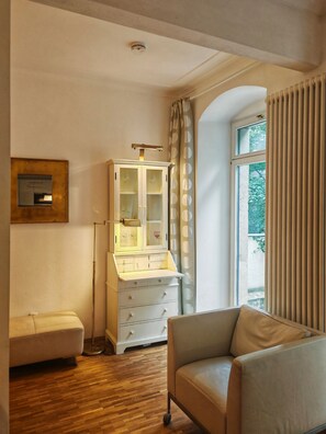 Televisio, kirjoja, musiikkikirjasto, stereot