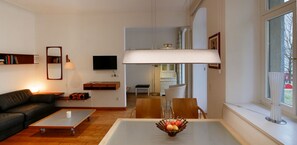 Televisión, libros, biblioteca musical y estéreo
