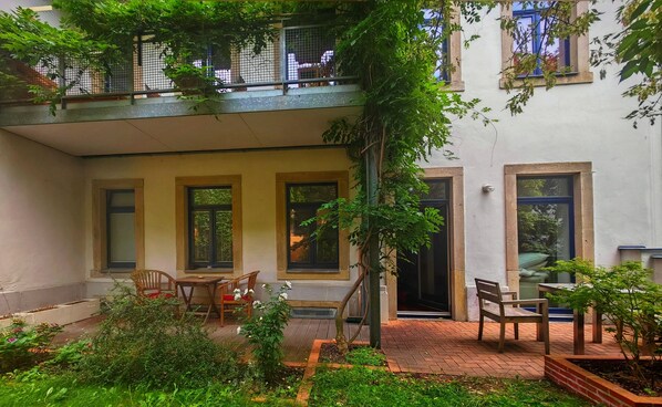 Outdoor dining - Neustadt-Paradies, apartment with terrace in the Kunsthofpassage (Dresden)