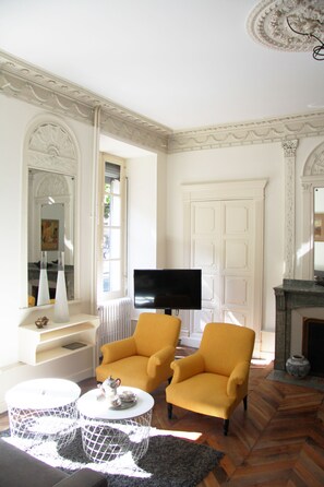 تلفزيون، مشغل دي في دي، كُتُب