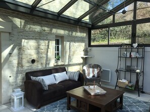 Una televisión, una chimenea, libros, un reproductor estéreo