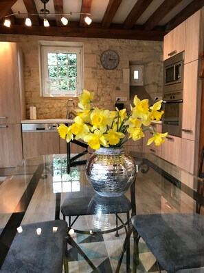 Frigorífico, microondas, horno y placa de cocina