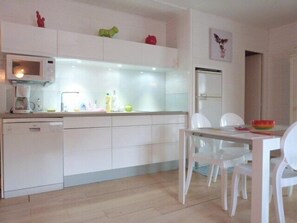 Kjøleskap, mikrobølgeovn, oppvaskmaskin og kjøkkenutstyr