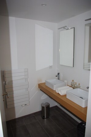 Shower, hair dryer, towels, soap - Gîtes L'île Aux Moines& Proximité Plages 800M, Commerces 300M (Perros-Guirec)