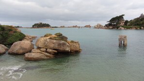 On the beach, sun loungers - Gîtes L'île Aux Moines& Proximité Plages 800M, Commerces 300M (Perros-Guirec)